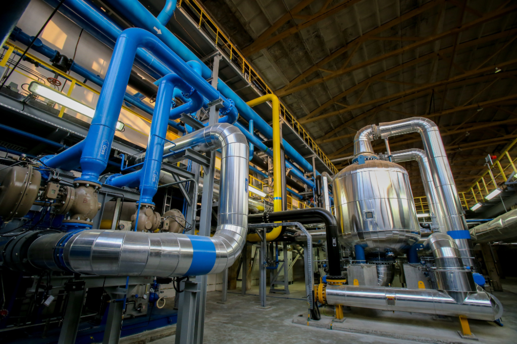 Zakład przemysłowy inwestujący w odnawialne źródła energii w ramach programu FENG 1.1 – wsparcie dla firm w zakresie efektywności energetycznej.